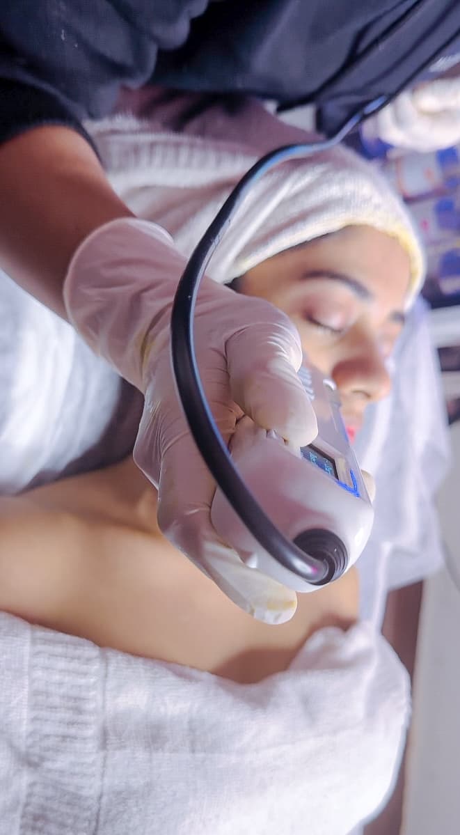 Ultrasonic infusion during a HydraFacial at MG Makeovers, Gurgaon